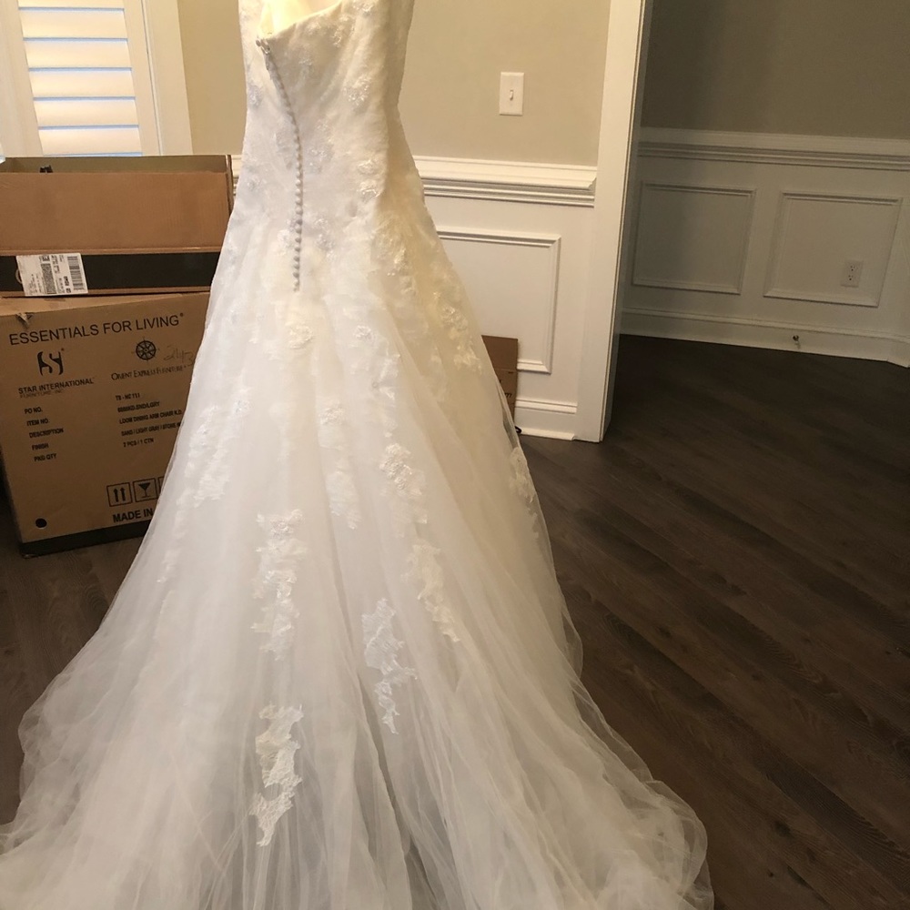 Classic Pronovias Wedding Dress - Picture 4 of 8